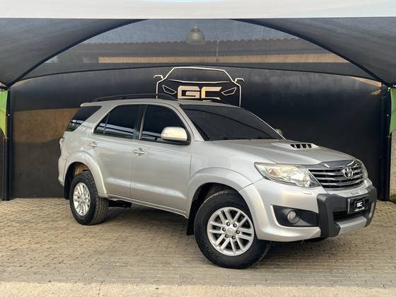 TOYOTA HILUX SW4 3.0 SRV 4X4 7 LUGARES 16V TURBO INTERCOOLER DIESEL 4P AUTOMÁTICO TOYOTA HILUX SW4 3.0 SRV 4X4 7 LUGARES 16V TURBO INTERCOOLER DIESEL 4P AUTOMÁTICO